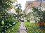 Villa angolare con giardino, garage e piscina condominiale