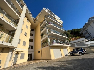 zoom immagine (Appartamento 171 mq, soggiorno, 3 camere, zona Vibo Marina)